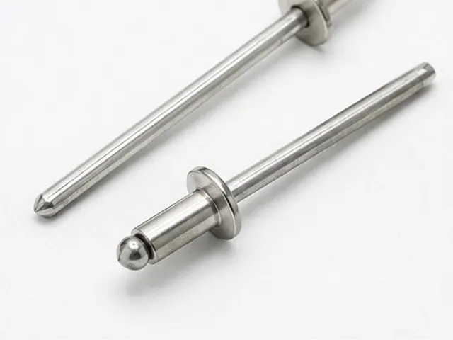 Blind rivet with mandrel