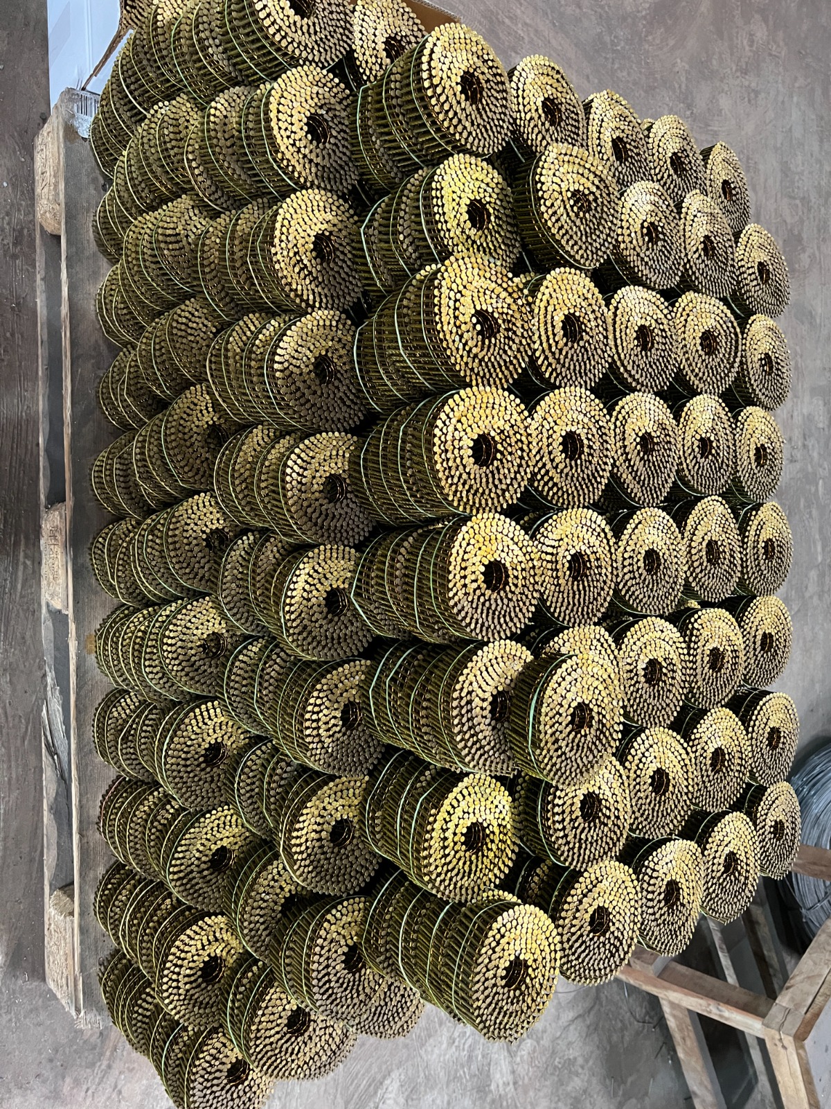 Diagram of smooth, annular ring, and screw nail shanks